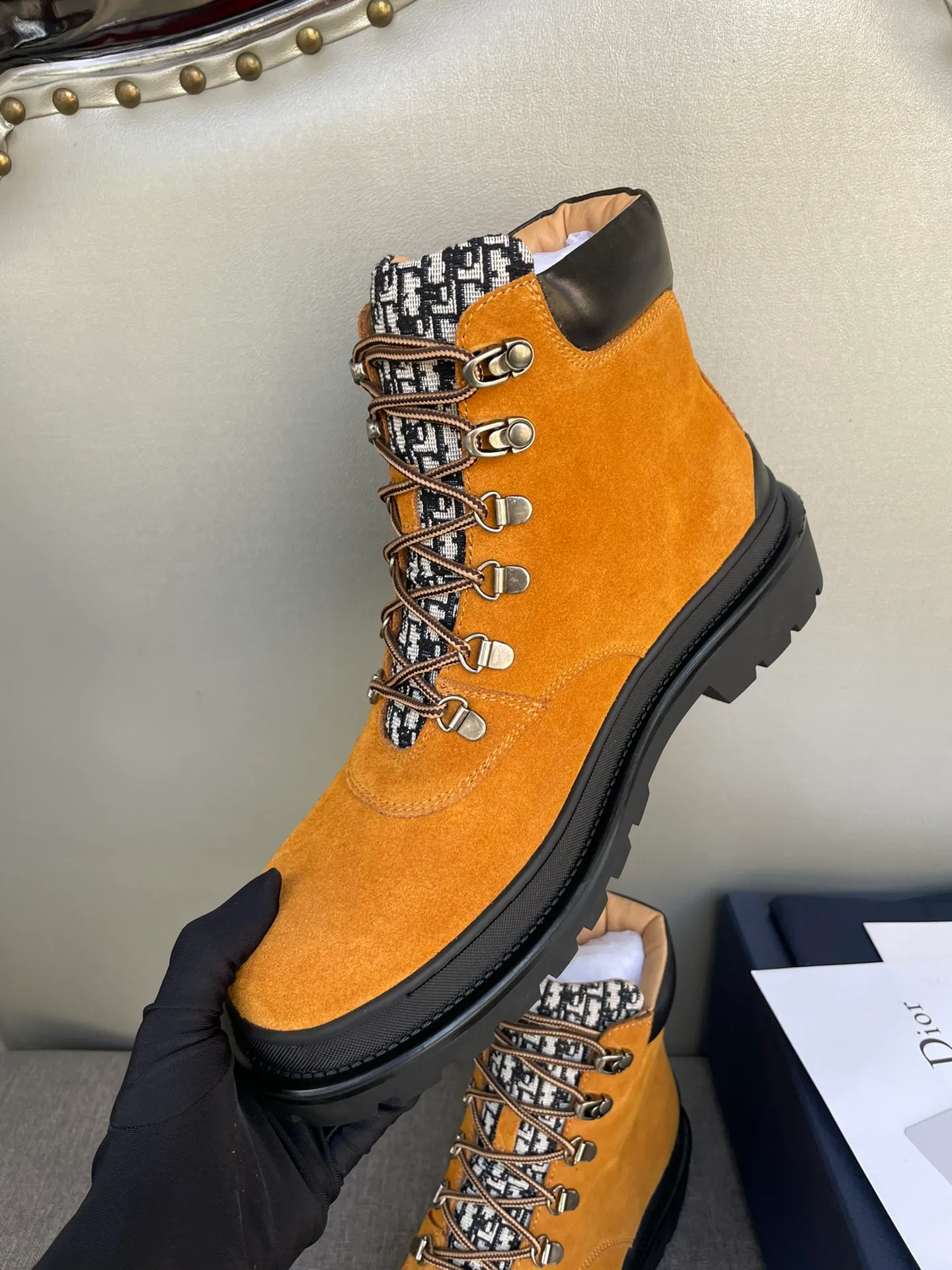 [DIOR] Top P: 1000💰 Number of yards: 39~44 (38.45 custom-made, non-refundable) Dior Dior~ Winter series, original 1:1 development Casual men's leather shoes Heavy investment, shoes and boots are made of imported cowhide + imported Dior special fabric Not easy to deform black cowhide lining Dior large hardware inlay Original TPU vacuum outsole, black cowhide Black open edge beads Military green suede Black suede Khaki suede leather is crafted by a large factory, and the perfect product is only prepared for you who know your taste! Any comparisons are welcome.